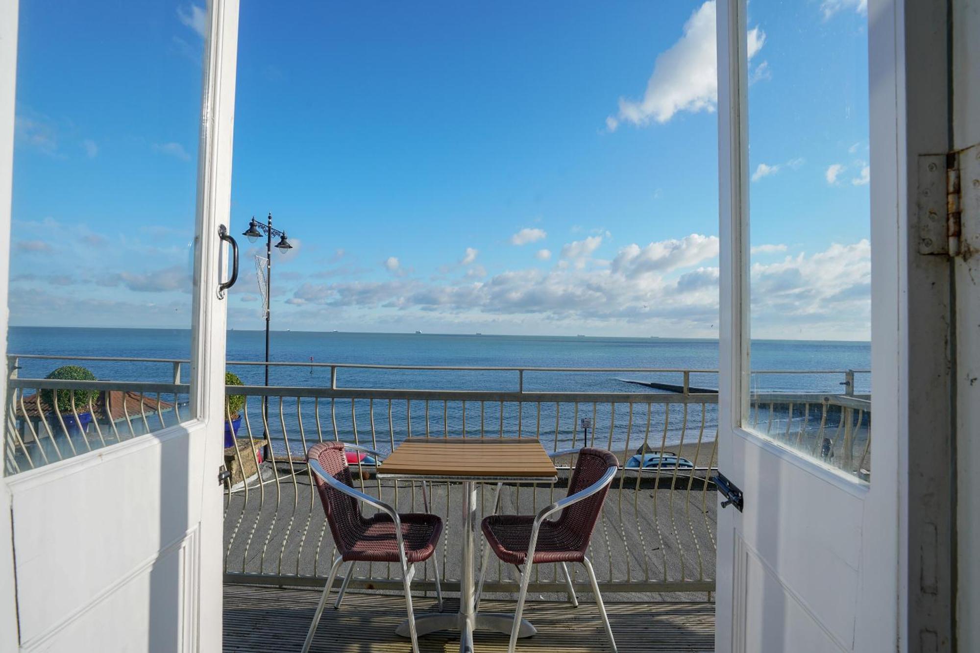 Oyo Shanklin Beach Hotel Esterno foto